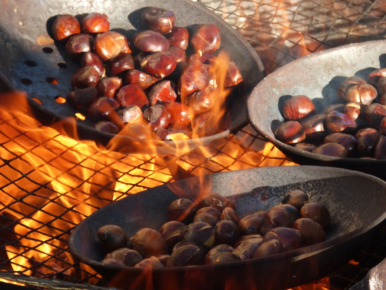 chestnuts, fire, roasted chestnuts-1783878.jpg